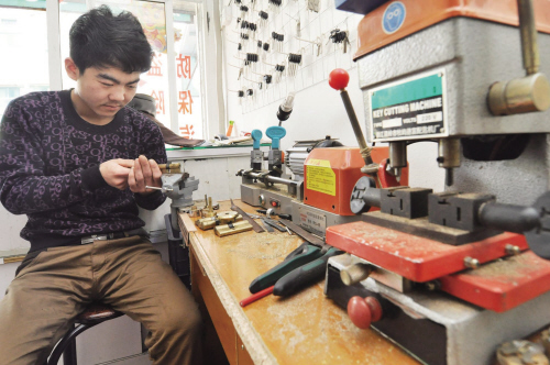 贞丰县小赵开锁换锁开锁店为啥“牛号”频现 听开锁师傅讲什么锁最防盗