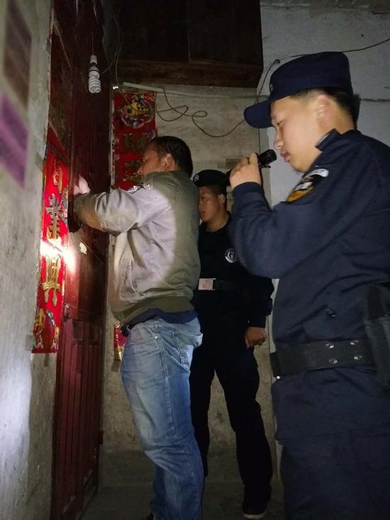 贞丰县小赵开锁换锁粗心妈妈误将幼女锁家中 民警全城寻开锁师傅开门